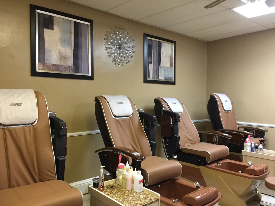 Diamonds Nail Salon — hero